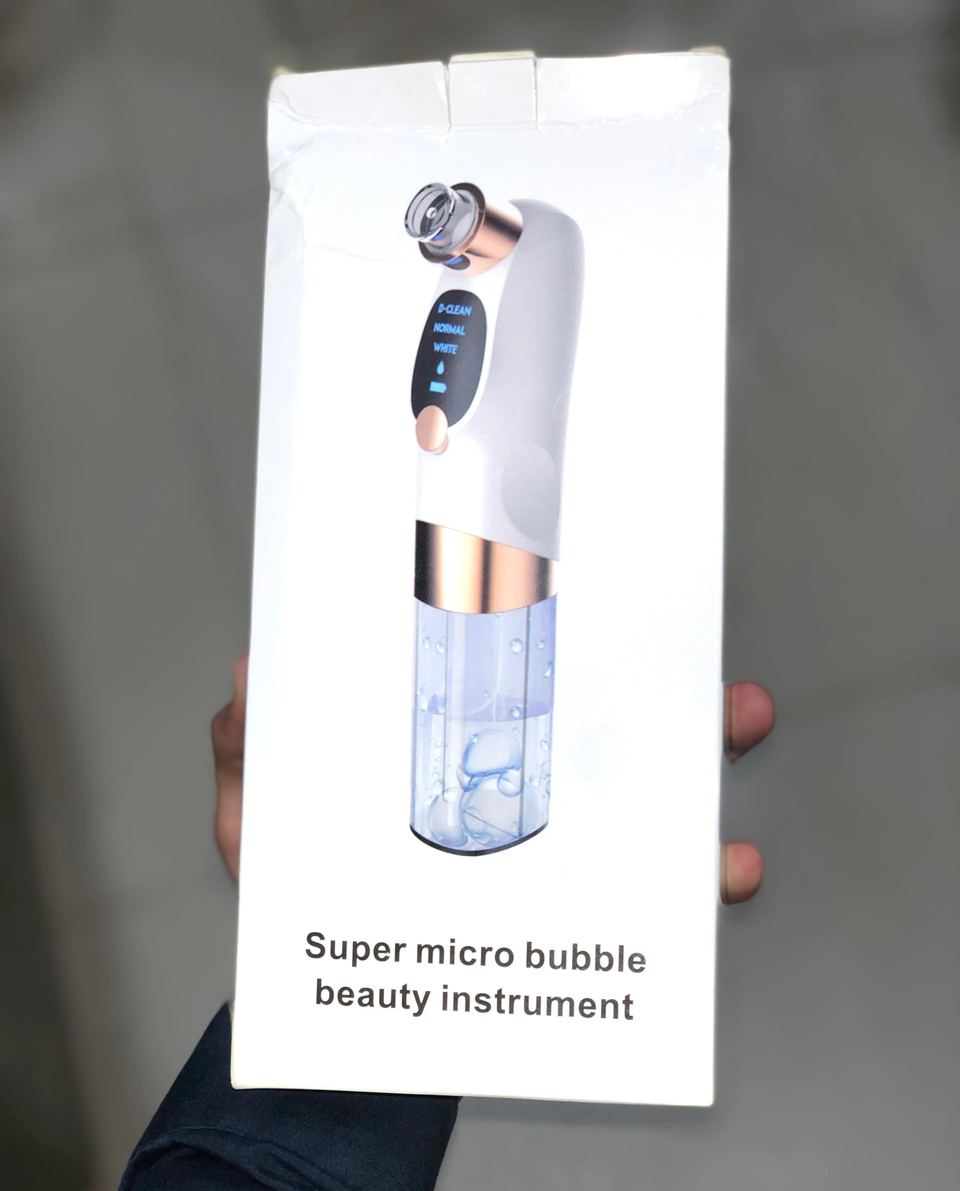Super micro bubble beauty instrument packaging held by a person